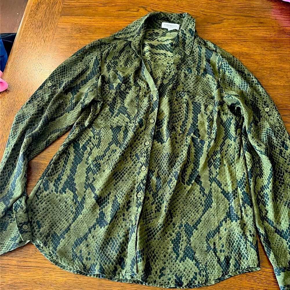 EXPRESS EUC Women’s Portfino Button down olive & black snake print V neck. Cute!